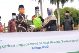 HARI BURUH- Gubernur berikan sembako untuk buruh terdampak COVID-19