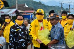 Golkar Tapsel bagikan 10 ribu masker dan sembako