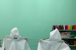 Pemkot Ambon berdayakan penjahit lokal buat baju hazmat bagi tenaga medis