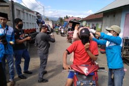 Peringati Hari Buruh, pekerja di PT IMIP bagikan masker pada warga