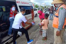 PMI Tanbu bagikan 300 porsi makanan ke masyarakat miskin