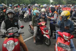 Banyak pengendara motor masih berboncengan saat PSBB di Surabaya