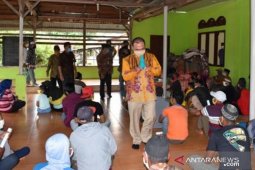 Gubernur Erzaldi bagikan sembako ke warga desa terdampak COVID-19
