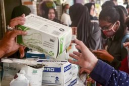 Novita Fitrina beri bantuan APD kepada  warga Desa Lebaho Ulaq