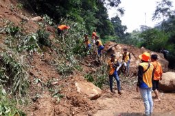 Longsor bongkahan batu  tutup jalan utama di Ulu Ogan Sumatera Selatan, puluhan desa terancam  terisolir