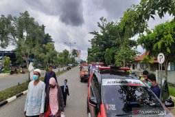 Guru Zuhdi meninggal, relawan BPK menunggu di kawasan Bandara Syamsudin Noor
