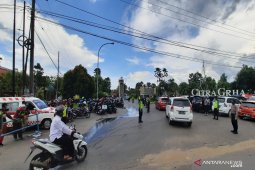 Kota Citra Graha dipenuhi masyarakat, meski belum ada kepastian pemakaman Guru Zuhdi