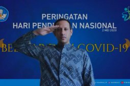 Menteri Pendidikan dan Kebudayaan memimpin upacara Hardiknas dari rumah
