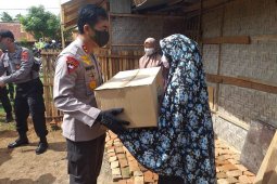Ratusan masyarakat terdampak COVID-19 dapat bantuan TNI/Polri