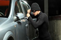 Parkir di halaman, mobil pick up di Tebing Tinggi disikat maling