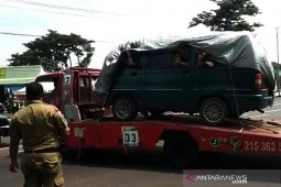 Petugas tangkap basah pemudik diangkut truk towing