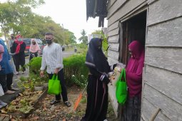 Polres Bangka Barat bagikan paket sembako di Mentok
