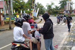 FIDN Tanah Laut bagikan masker dan takjil gratis