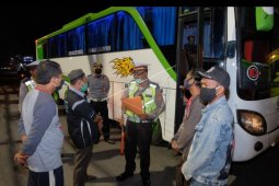 Polisi razia bus bawa penumpang dari Bali