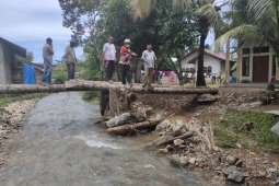 Saat tinjau banjir, Wabup Abdya gratiskan ratusan semangka ke warga desa