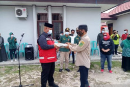 Bupati Kukar serahkan bantuan APD di Kecamatan Marang Kayu