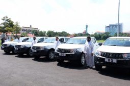 Polda Jatim terima hibah lima mobil "double cabin" untuk tangani COVID-19