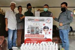 IAI Pandeglang donasikan puluhan botol sanitizer untuk wartawan