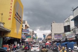Dua hari jelang PSBB, ribuan warga padati pusat perbelanjaan di Kota Sukabumi