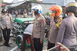 Kapolda Babel bagikan 125 paket sembako kepada warga terdampak COVID-19