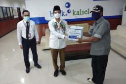 Bank Kalsel kembali bagikan  paket sembako, kali ini untuk  pensiunan dan wartawan