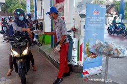 Pertamina membagikan takjil untuk konsumen di SPBU