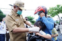 Wali kota bagikan masker kepada masyarakat