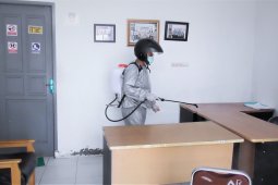 DLH Labuhanbatu sterilisasi kantor dari COVID-19