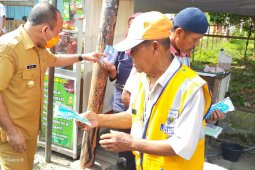 Bupati Labuhanbatu bagikan masker dan hand sanitizer