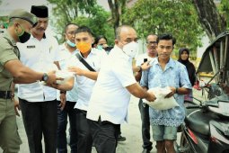 Pemkab Labuhanbatu berbagi bahan pokok kepada pengemudi becak