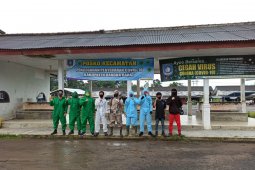 Polres Bangka Barat semprotkan disinfektan di sejumlah fasilitas umum