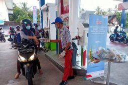 Pertamina bagi takjil untuk konsumen di 14 SPBU di Pontianak