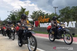 Polres Bangka Barat bagikan sembako untuk warga pinggiran
