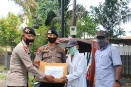 Polisi bantu sembako pengemudi "betor"