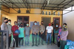 Polisi bagi sembako kepada komunitas tuna rungu