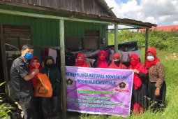 IKWI-PWI Kaltim bagikan sembako pada warga terdampak COVID-19