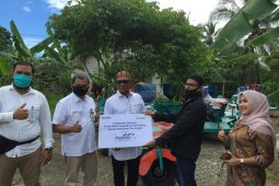Bank Mandiri serahkan enam unit mesin padi keliling