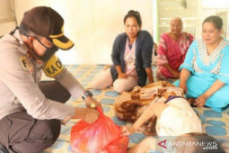 Polres Penajam bagi paket sembako kepada warga terdampak COVID-19