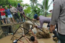 Banjir Cilegon sudah surut, warga dan aparat bersihkan lingkungan