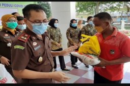 Kejari Tebing Tinggi berbagai bersama penarik becak