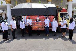 Kemenkumham serahkan alat kesehatan buatan warga binaan ke Gugus Tugas Jatim