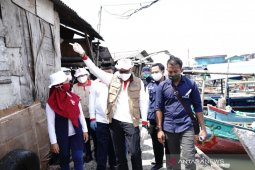 Sandiaga beri sembako untuk penarik becak di Bandung