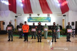 Pangdam Berikan Penghargaan Babinsa Pembuat Box Sterilisasi Uang