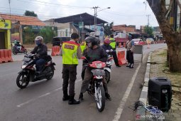 Pemotor boncengan bisa melintas Bundaran Cibiru saat PSBB Jawa Barat