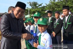 Bupati Tanah Bumbu salurkan BLT kepada masyarakat terdampak corona