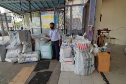 Angkutan penumpang berhenti sementara, Damri layani logistik