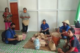 Ketua dan Wakil Ketua Dekranasda Sekadau semangati para pengrajin