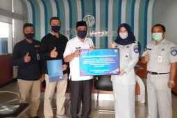 Bina lingkungan Jasa Raharja Jambi bantu warga tong sampah ukuran jumbo