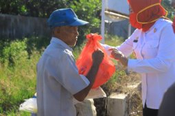Bupati Winarti salurkan bantuan paket sembako kepada warga terdampam COVID-19 di tiga Kecamatan