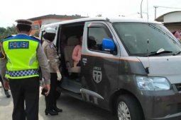 Hari kedua penerapan  PSBB Jabar petugas putar balik paksa bus dan travel gelap